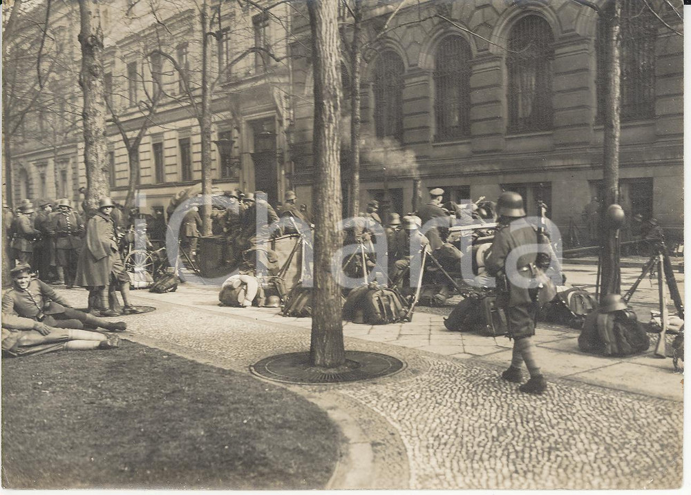 Fotografia d epoca originale 1920 KAPP PUTSCH Berlin WilhelmstraÃŸe Biwak von Soldaten REAL PHOTO cm 16x12 1
