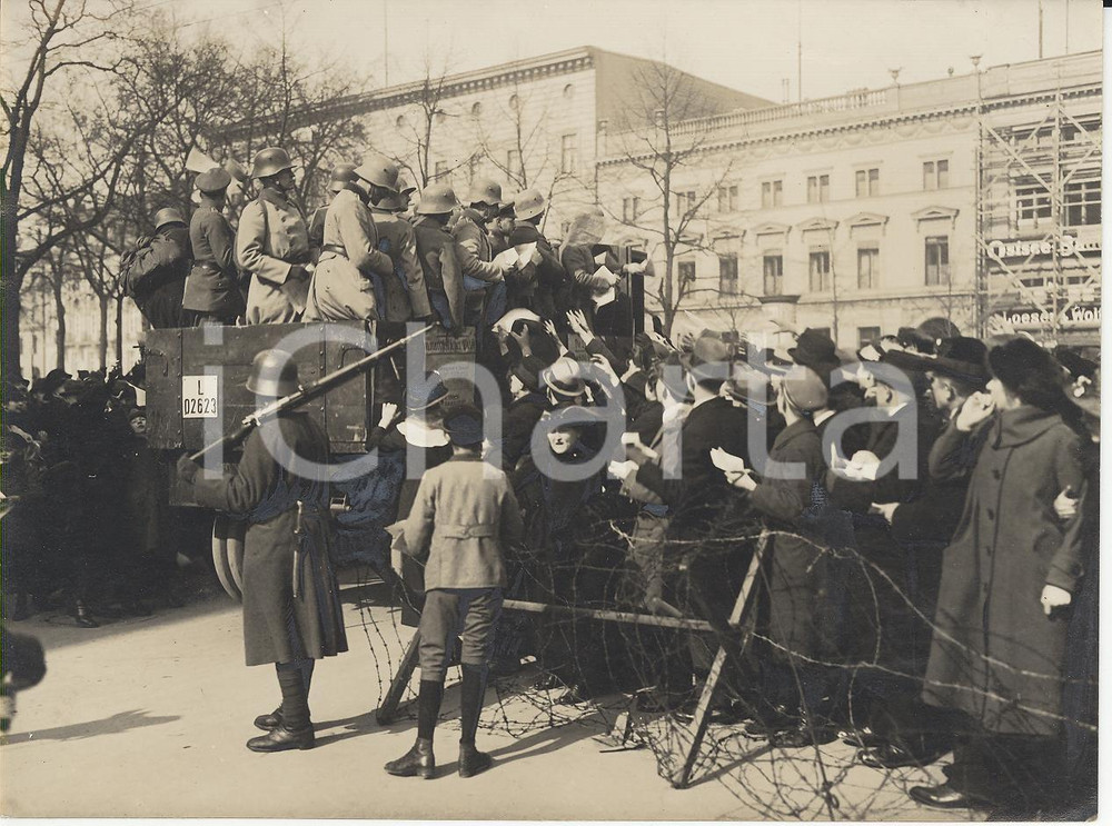 Fotografia d epoca originale 1920 KAPP PUTSCH Berlin Leaflets are thrown by cars REAL PHOTO cm 16x12 1