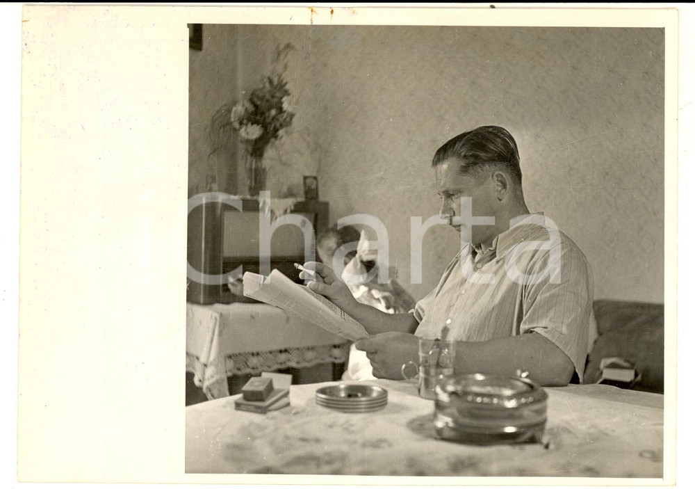 Fotografia d epoca originale 1954 CRACOVIA NOWA HUTA Famiglia operaia Fonderie LENIN  Riposo del padre Foto 1