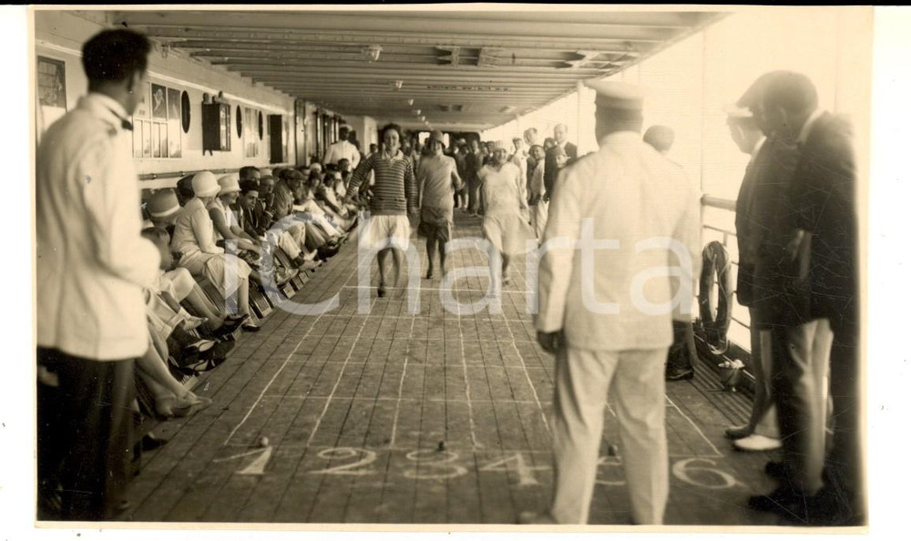 Fotografia d epoca originale 1930 ca NGI NAVIGAZIONE Giochi di ragazze su un transatlantico  Foto cartolina 1