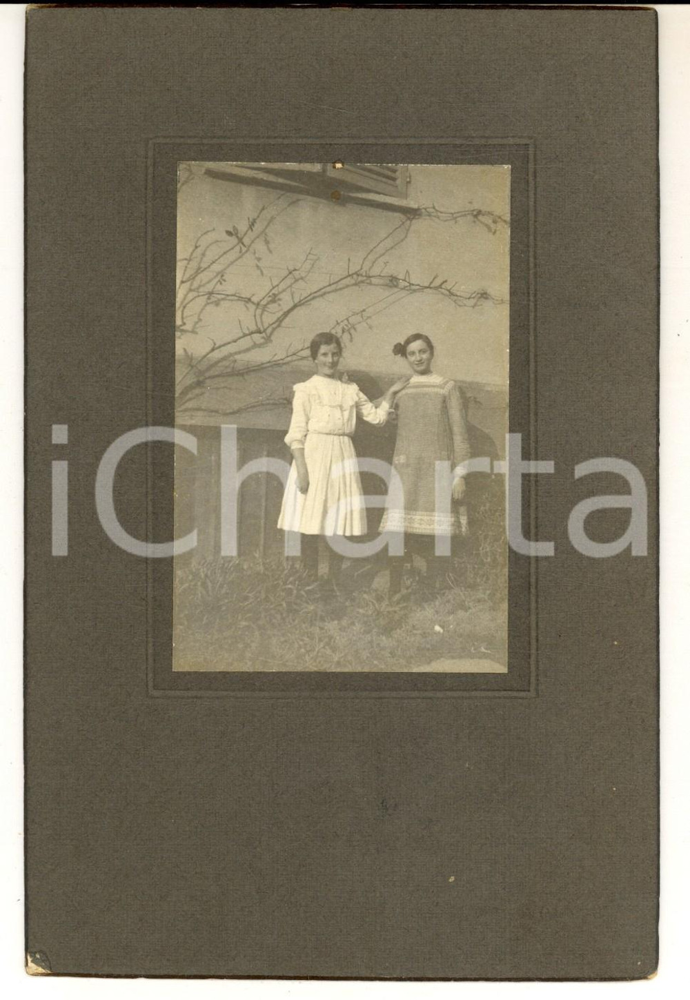 Fotografia d epoca originale 1910 ca PIEMONTE ? Ritratto di due sorelle in giardino Foto VINTAGE 12x17 cm 1