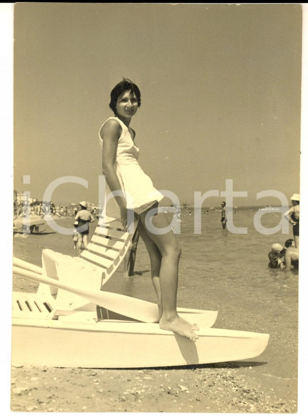 Fotografia d epoca originale 1960 ca PESARO Ritratto di donna su un pattino  Foto VINTAGE 10x15 cm 1