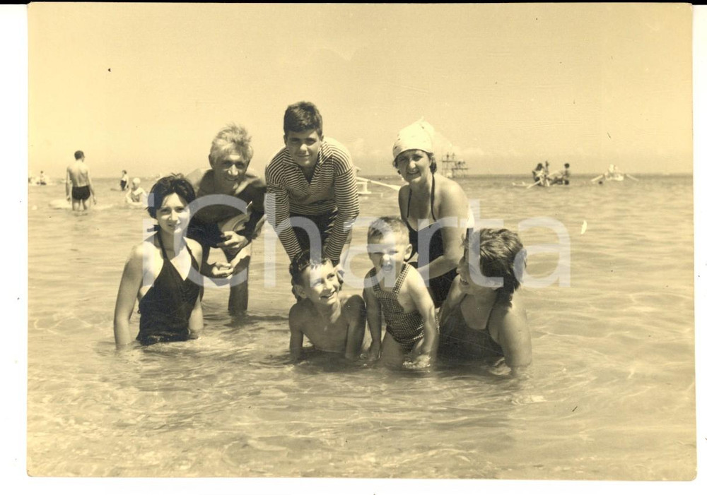 Fotografia d epoca originale 1960 ca PESARO Ritratto di famiglia al mare Fotografia VINTAGE 15x10 cm 1