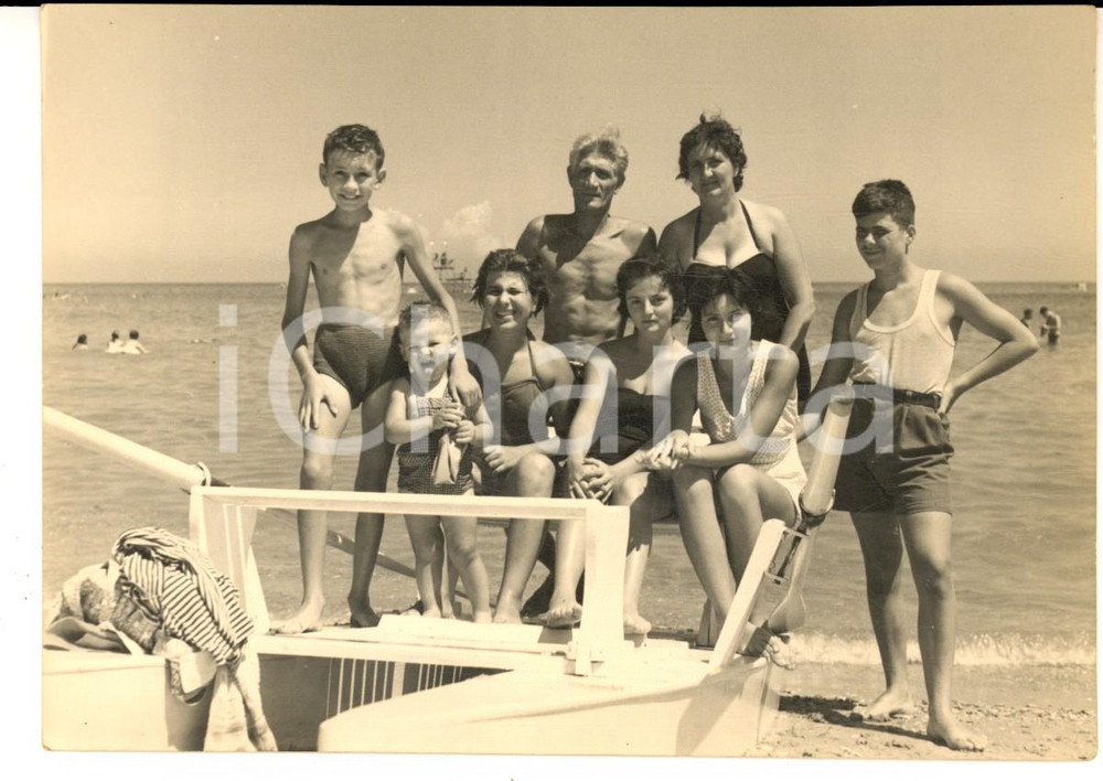Fotografia d epoca originale 1960 ca PESARO Ritratto di famiglia al mare con pattino Foto VINTAGE 15x10 cm 1