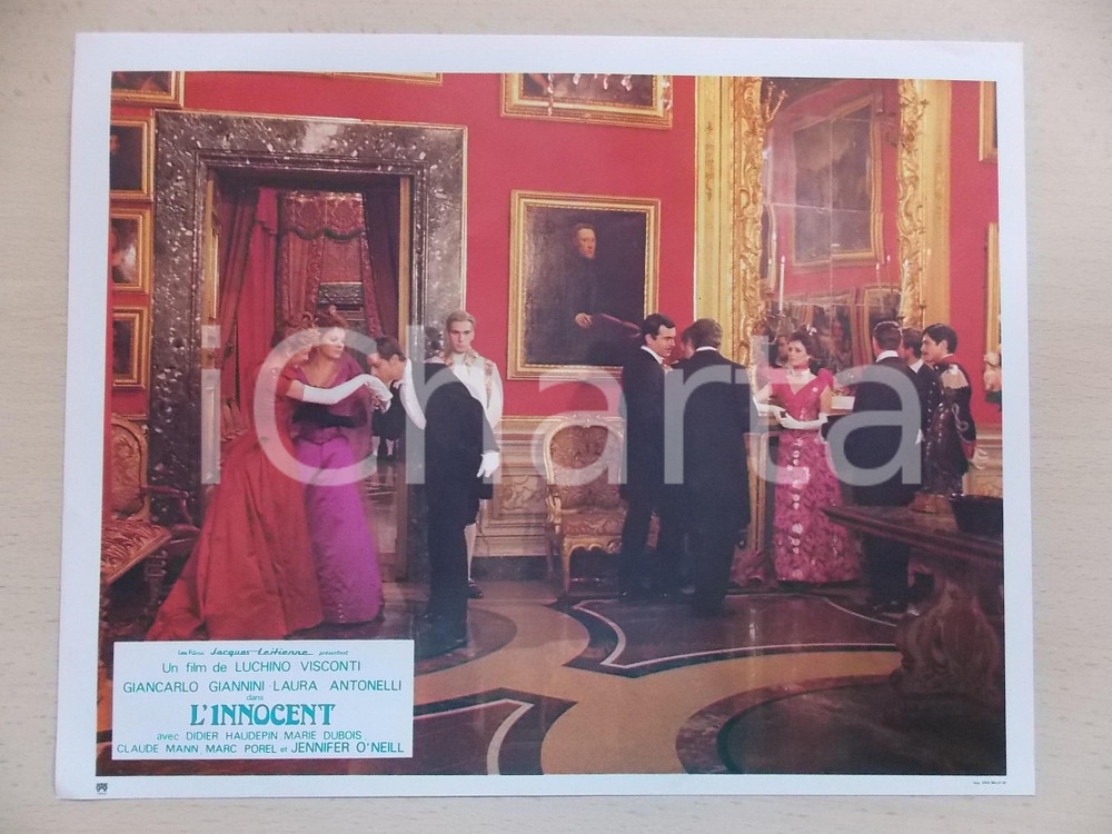 Materiale cinematografico d’epoca 1976 L INNOCENTE Giancarlo GIANNINI baciamano a Marie DUBOIS Lobby card 29x23 cm 1
