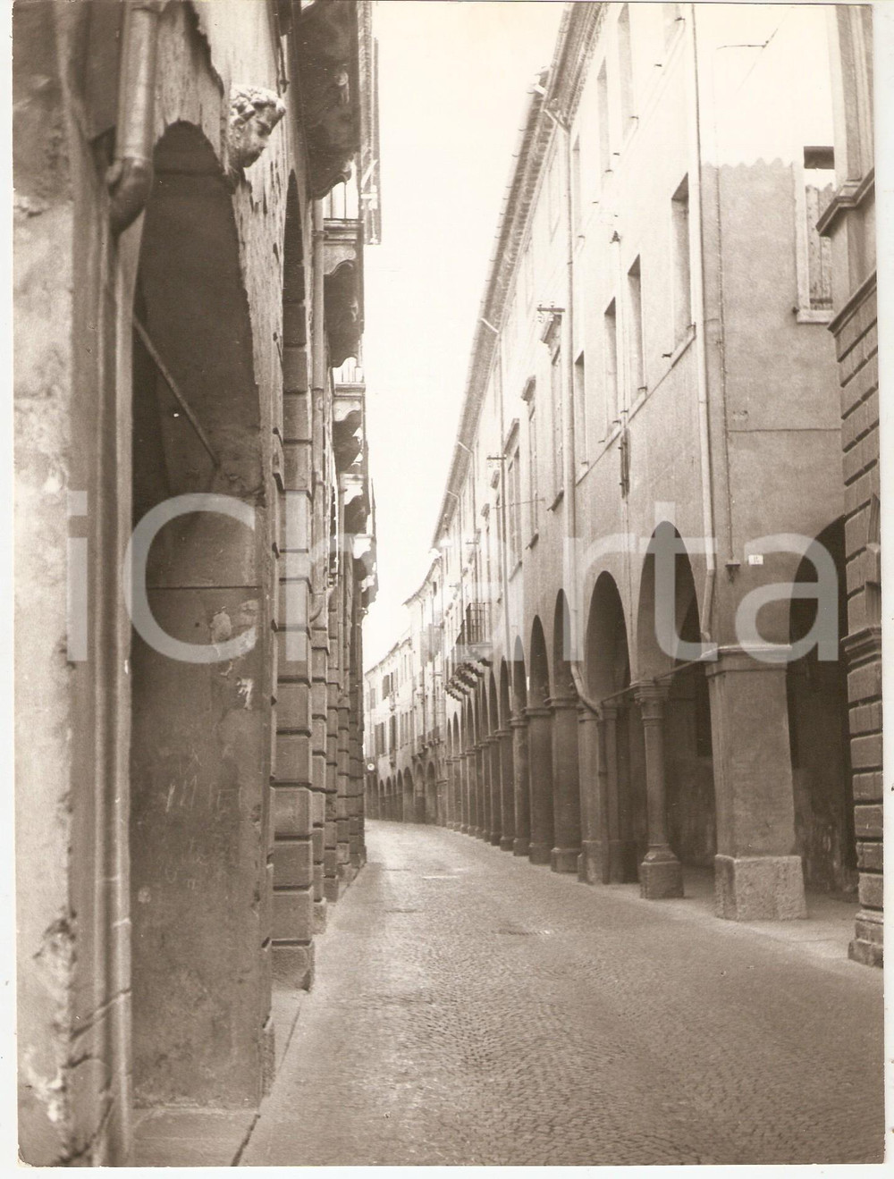 Fotografia d epoca originale 1970 ca PADOVA Scorcio dei portici di via San Francesco Foto artistica 17x24 cm 1