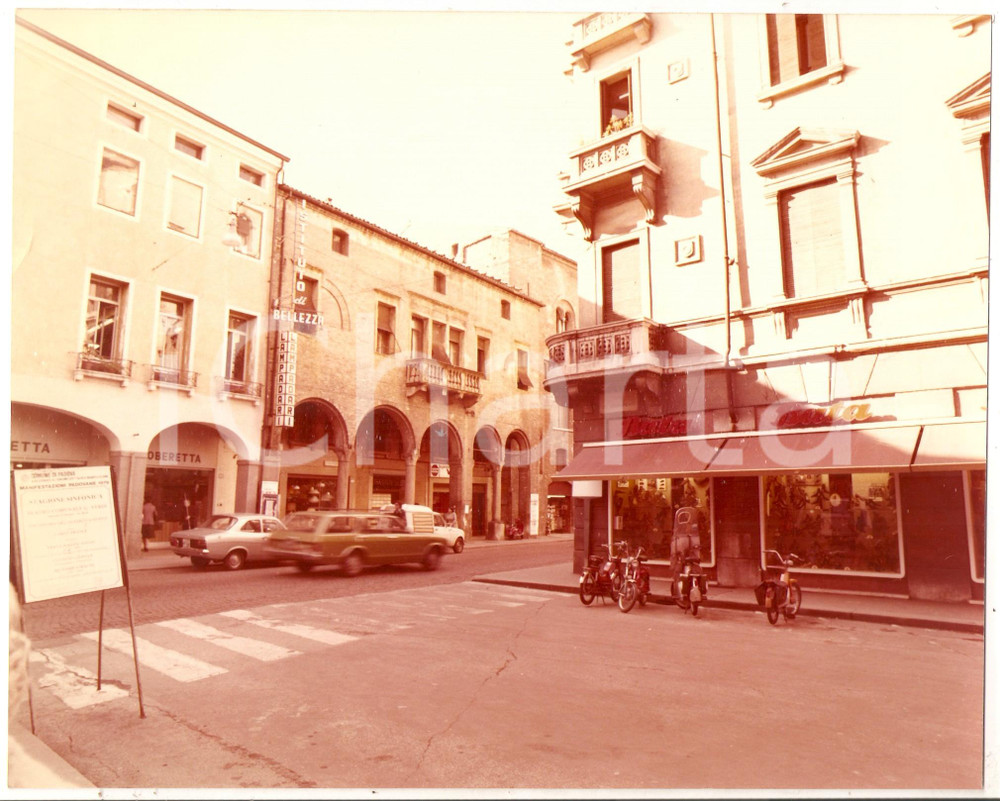 Fotografia d epoca originale 1979 PADOVA Via del Risorgimento Negozio BATA Manifesto stagione sinfonica Foto 1