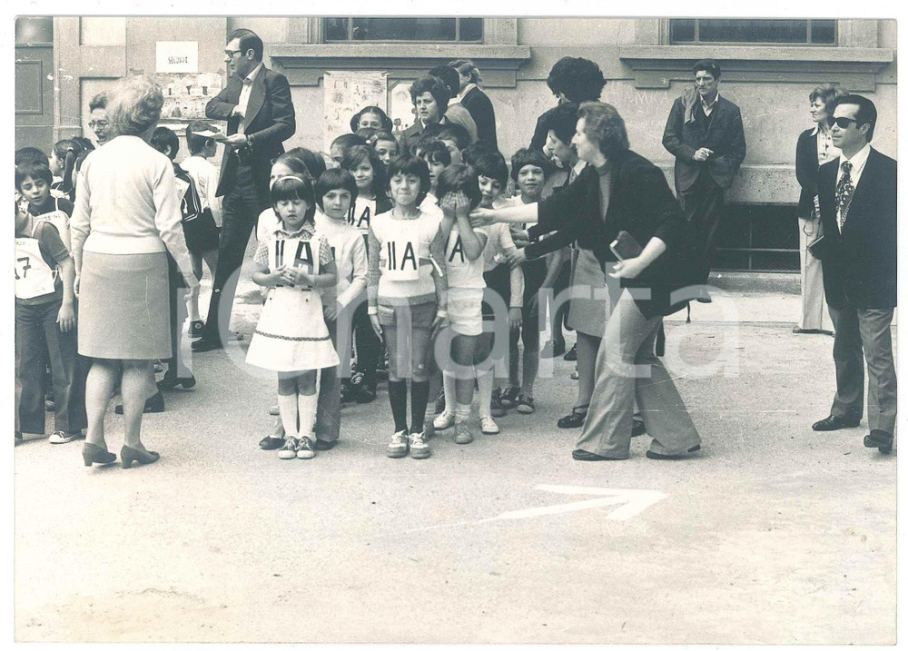 Fotografia d epoca originale 1970 ca MILANO Scuola Elementare MOROSINI  AttivitÃ  all esterno Foto 18x13 1