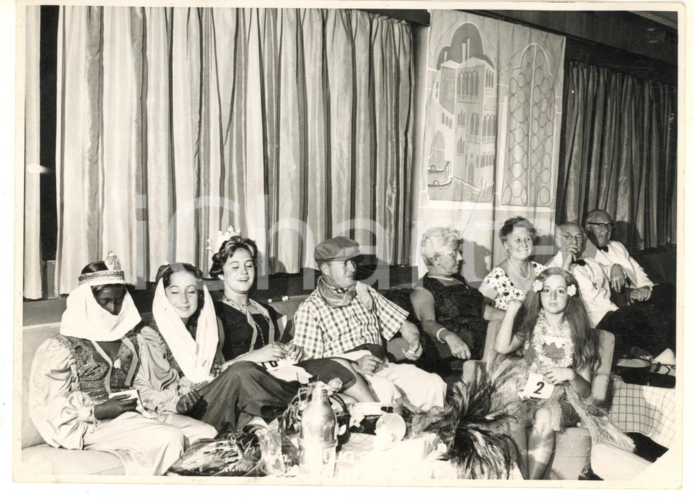 Fotografia d epoca originale 1950 ca ITALIA  M/N GIULIO CESARE Serata in costume  Foto 18x13 cm 1
