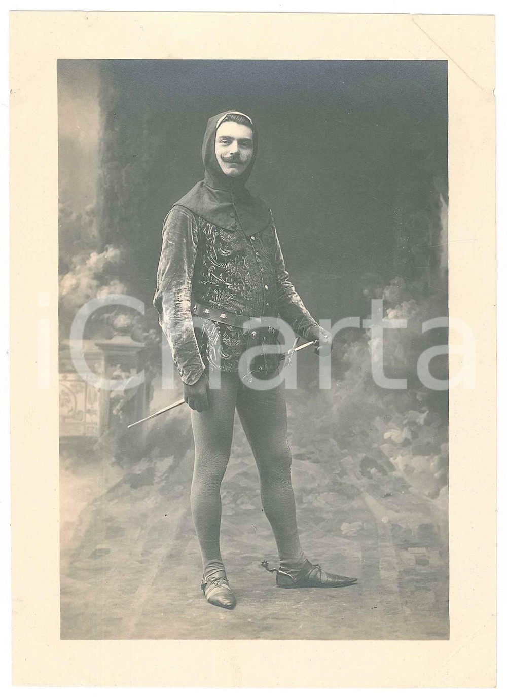 Fotografia d epoca originale 1920 ca ITALIA  TEATRO Attore in costume cavalleresco  Foto BETTINI LIVORNO 1