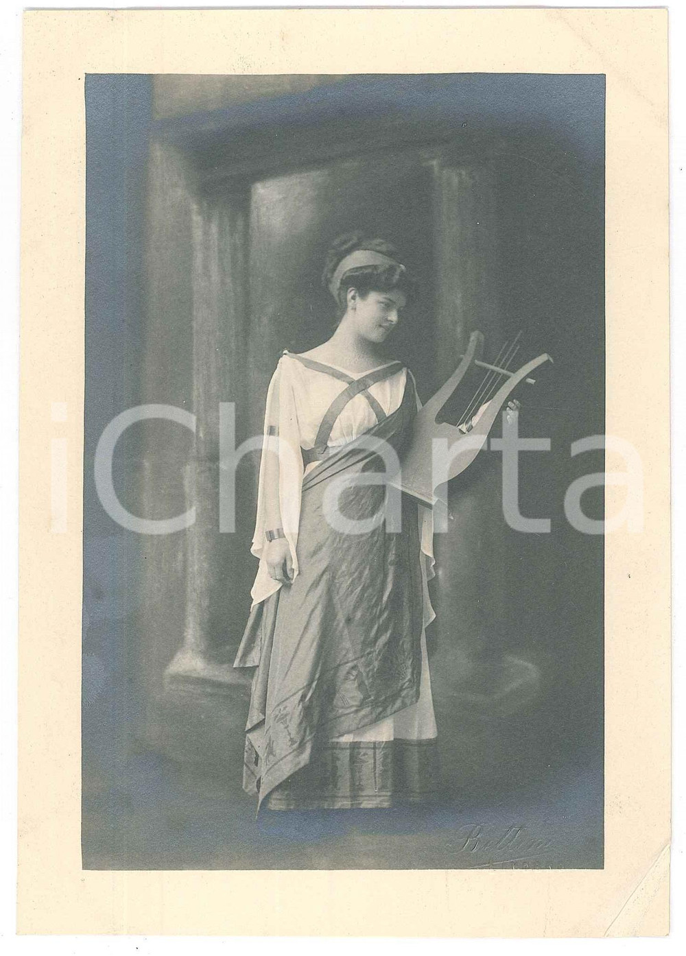 Fotografia d epoca originale 1920 ca ITALIA  TEATRO Attrice con cetra e tunica romana  Foto BETTINI LIVORNO 1