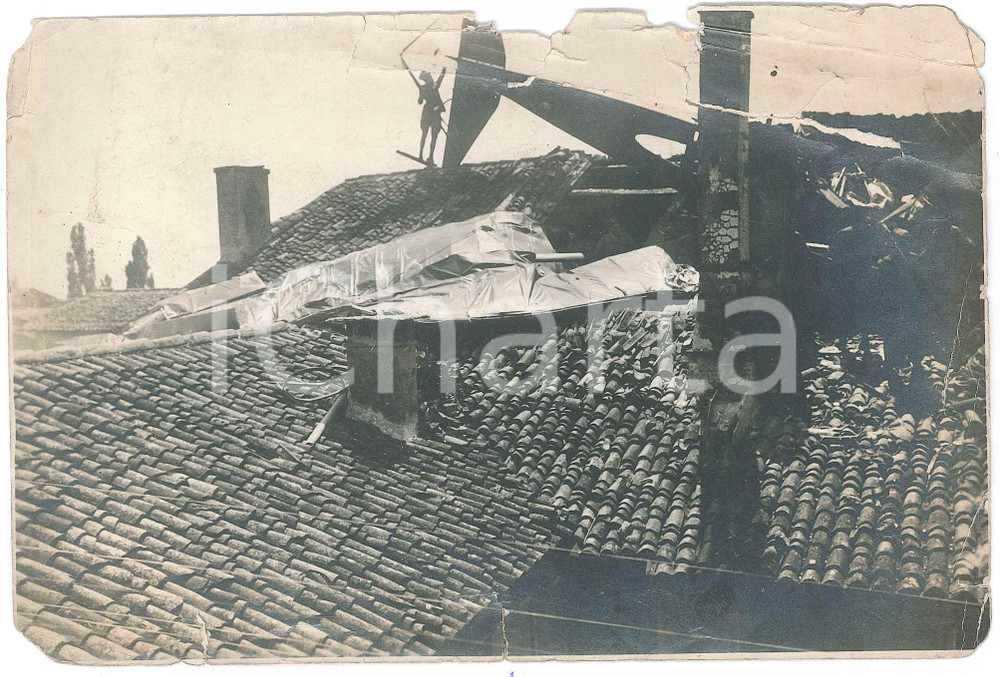 Fotografia d epoca originale 1918 WW1 ITALIA ZONA DI GUERRA Aereo nemico abbattuto su casa Foto DANNEGGIATA 1 1
