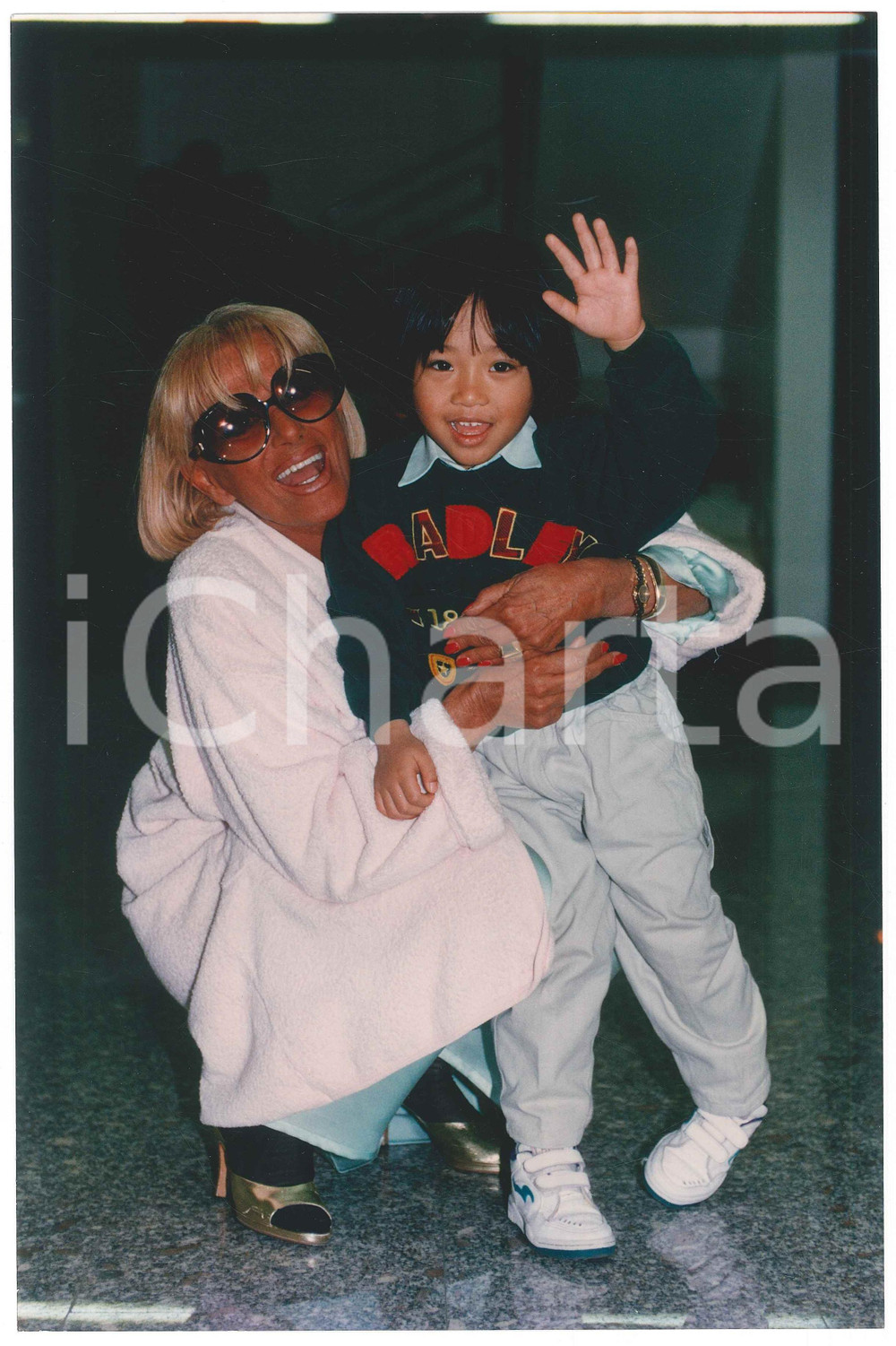 Fotografia d epoca originale 2000 ca ITALIA  TELEVISIONE Sandra MONDIANI con il figlio adottivo  Foto 21x29 1