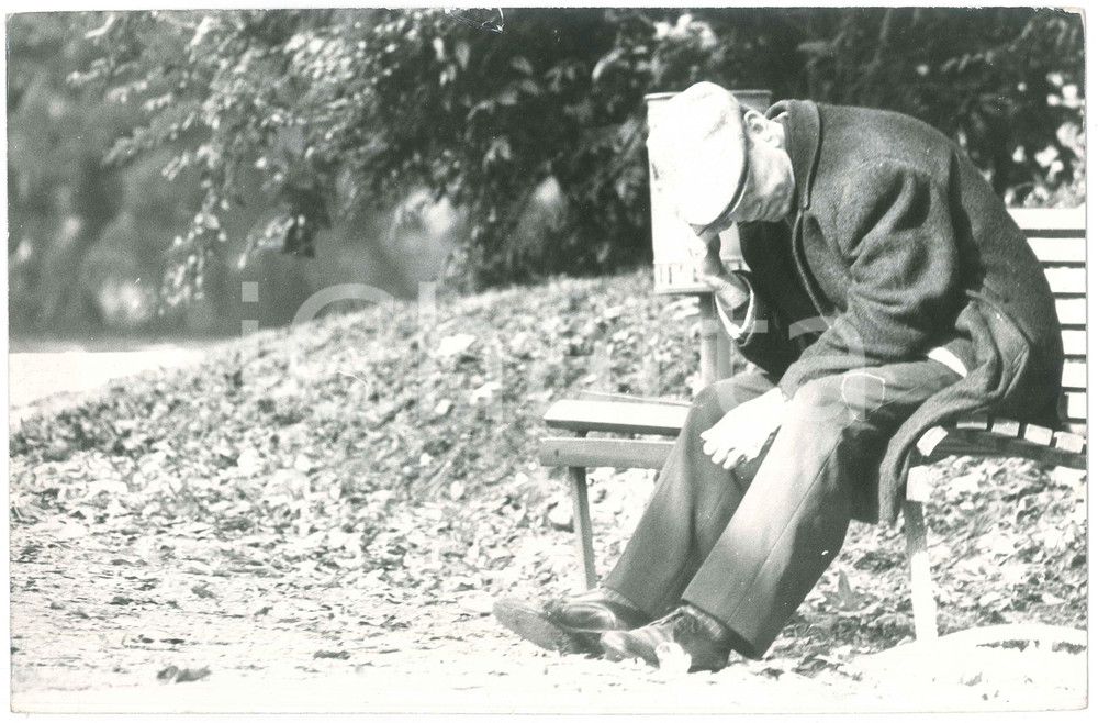 Fotografia d epoca originale 1970 ca MILANO  CLOCHARD Senzatetto su una panchina  Foto 30x20 cm 1