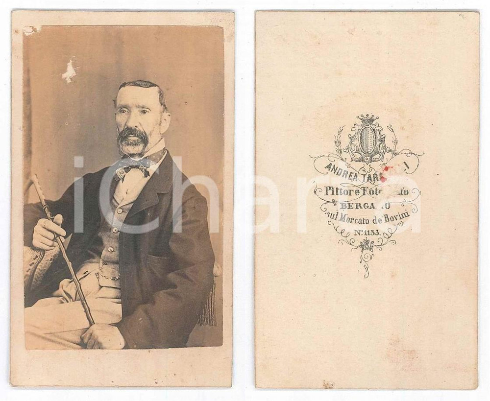 Fotografia d epoca originale 1870 ca BERGAMO Uomo seduto con bastone da passeggio Foto TARAMELLI DANNEGGIATA 1