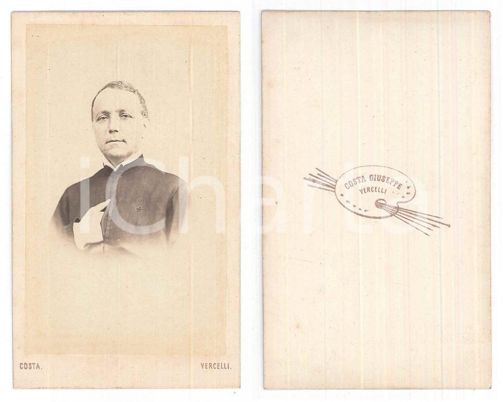 Fotografia d epoca originale 1870 ca VERCELLI Sacerdote con la mano sul petto  Foto Giuseppe COSTA CDV 1
