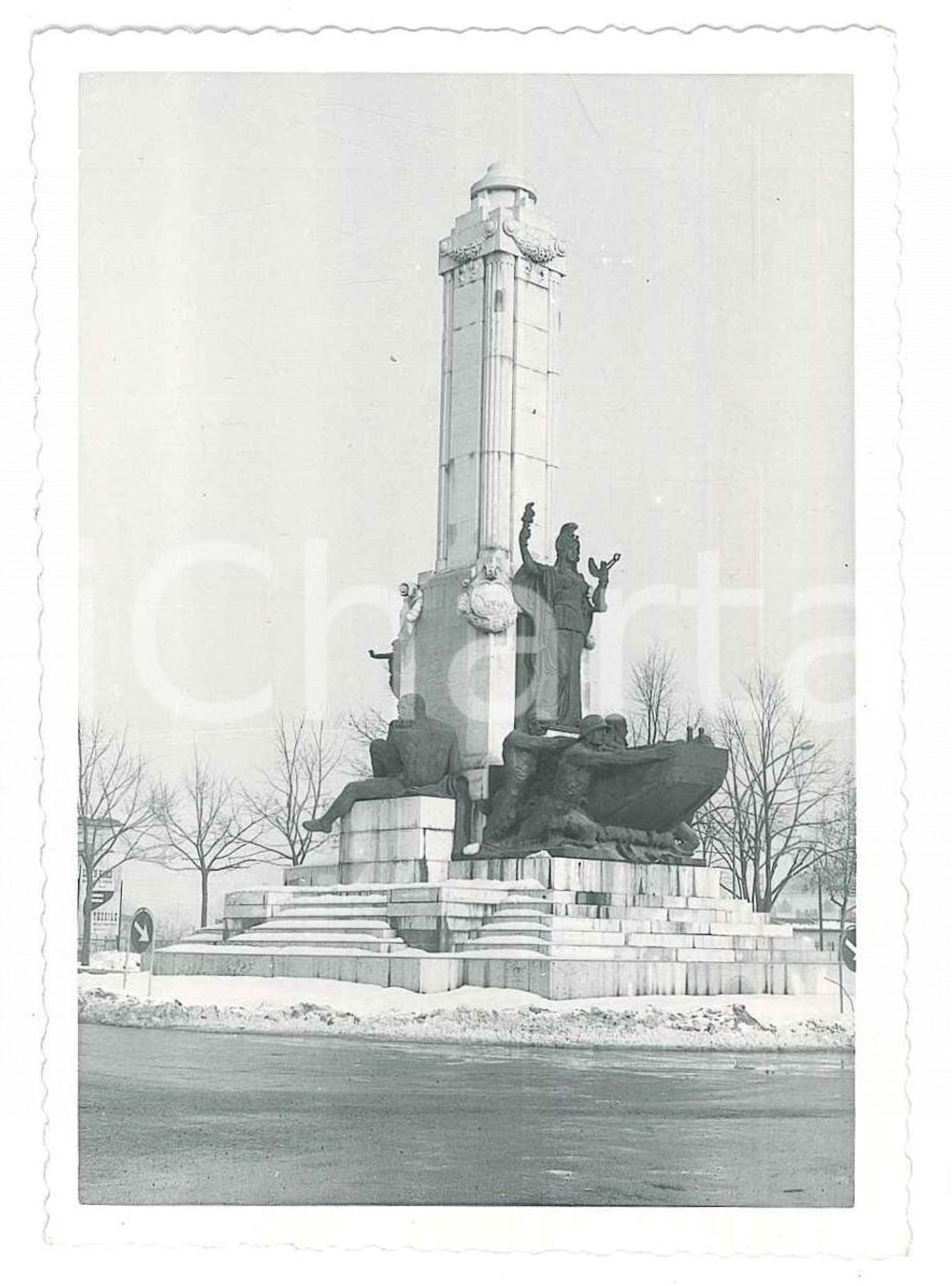 Fotografia d epoca originale 1955 ca PIACENZA Monumento ai pontieri d italia di Mario SALAZZARI Foto 7x10 cm 1