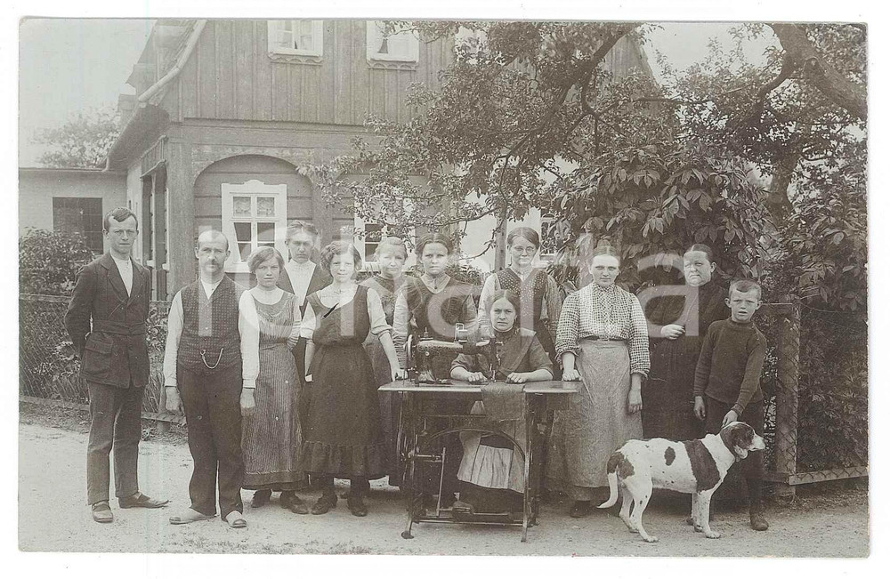 Fotografia d epoca originale 1920 ca GERMANY Group portrait  Woman with her sewing machine  Photo 14x9 cm 1