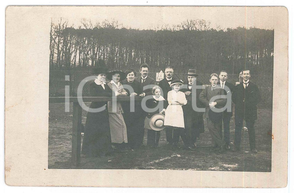 Fotografia d epoca originale 1914 NOWAWES GERMANIA  Famiglia in un maneggio /ippodromo  Foto 14x9 cm 1