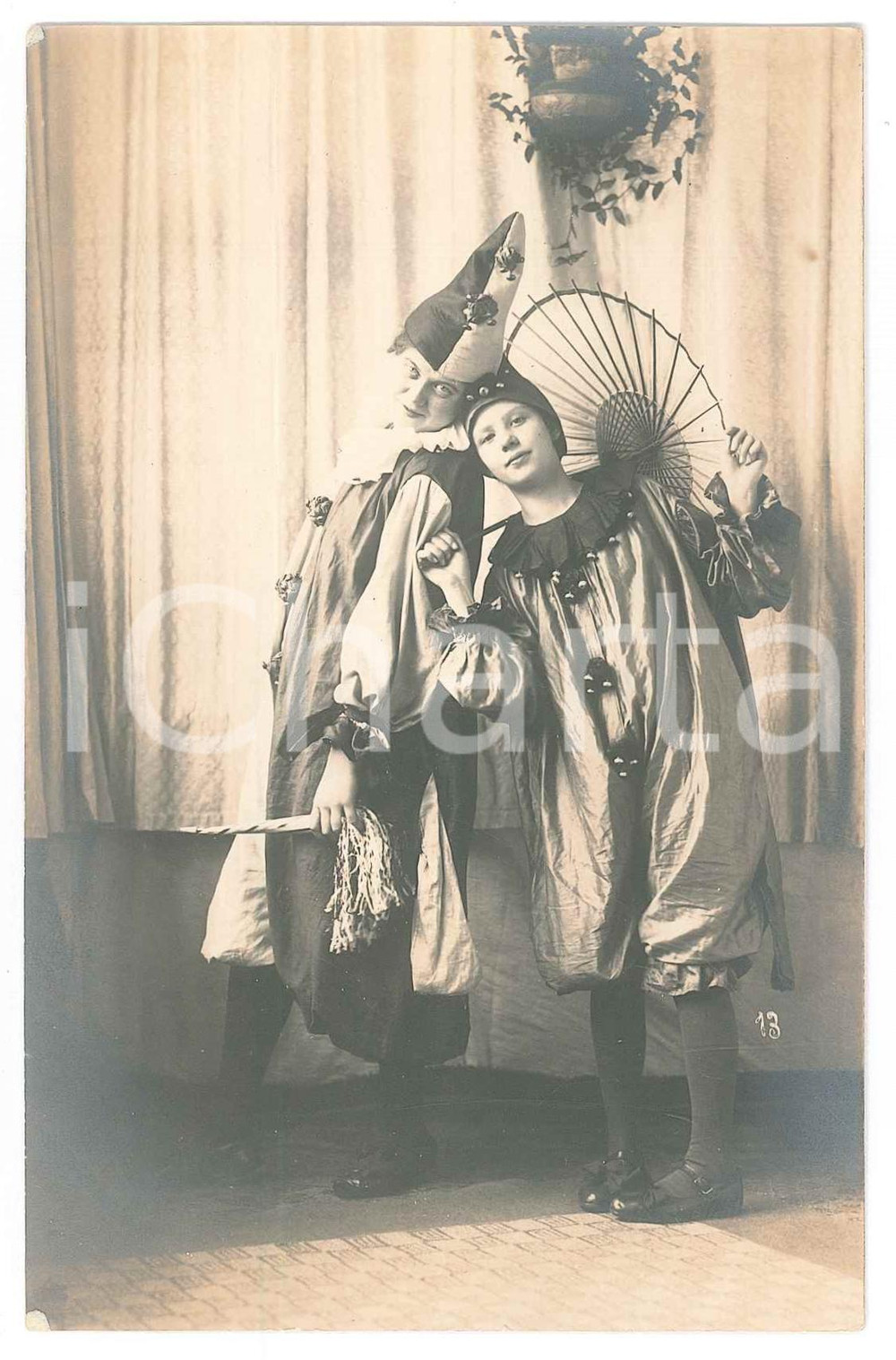 Fotografia d epoca originale 1925 ca HALBERSTADT D  CARNEVALE  Giovani donne in costume Foto 9x14 cm 1