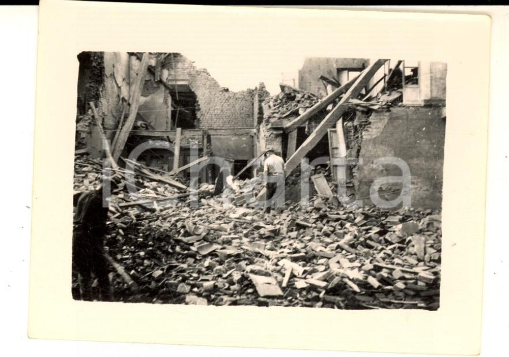 Fotografia d epoca originale 1944 WW2 AREA DI ALESSANDRIA Superstiti in casa bombardata Foto 10x7 cm 1