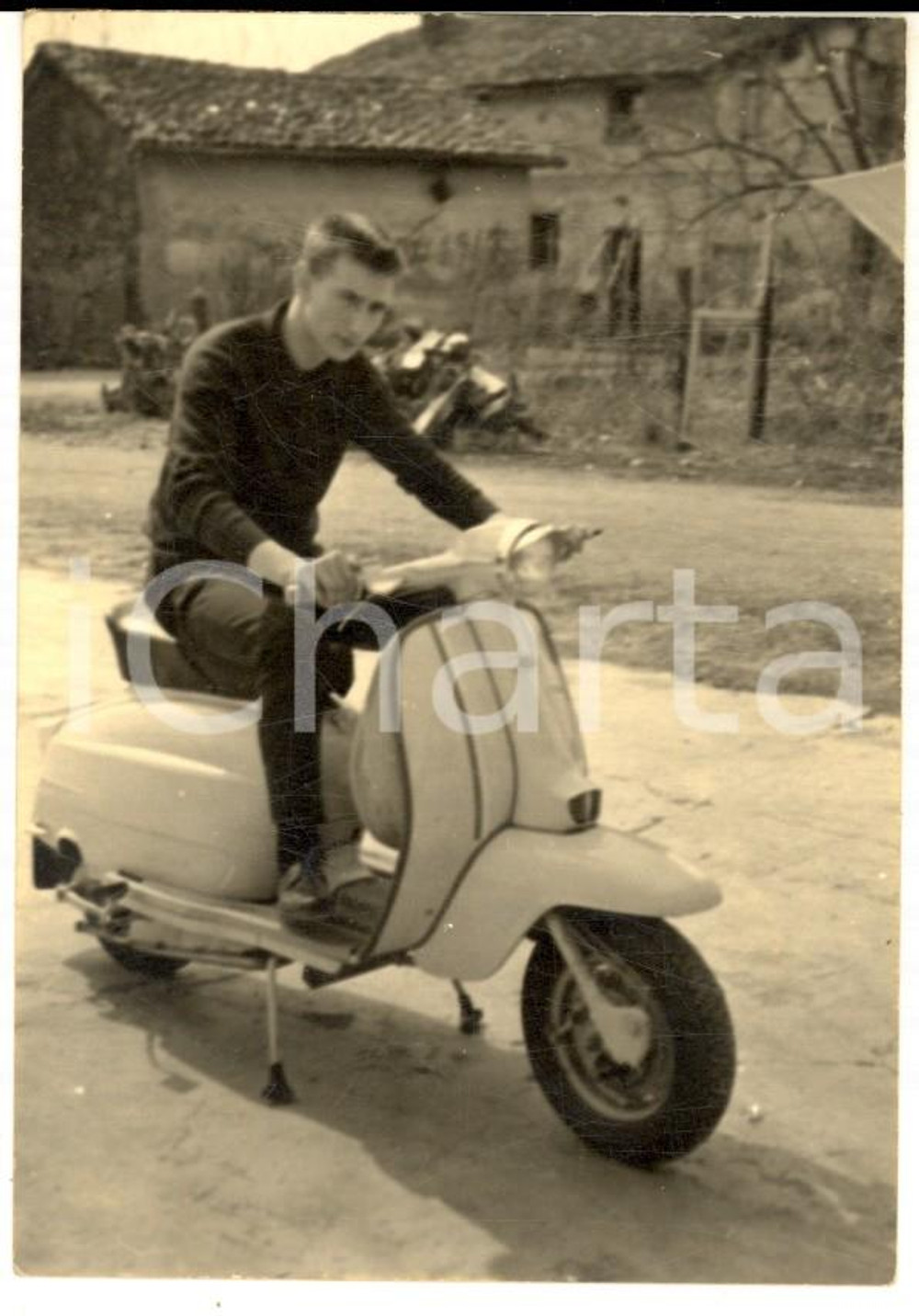 Fotografia d epoca originale 1960 ca LOMBARDIA Ritratto di un giovane in Vespa Foto VINTAGE 7x10 cm 1