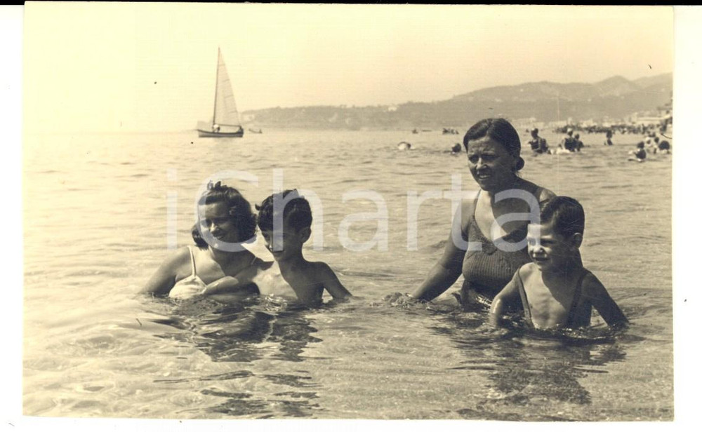 Fotografia d epoca originale 1940 ca VARAZZE Una madre durante il bagno con i figli Foto cartolina VINTAGE 1