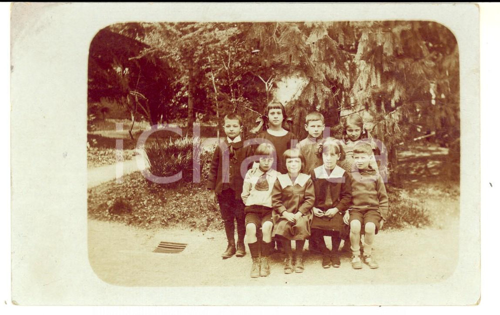 Fotografia d epoca originale 1914 TRENTO Un gruppo di bambini in giardino Foto cartolina VINTAGE 1