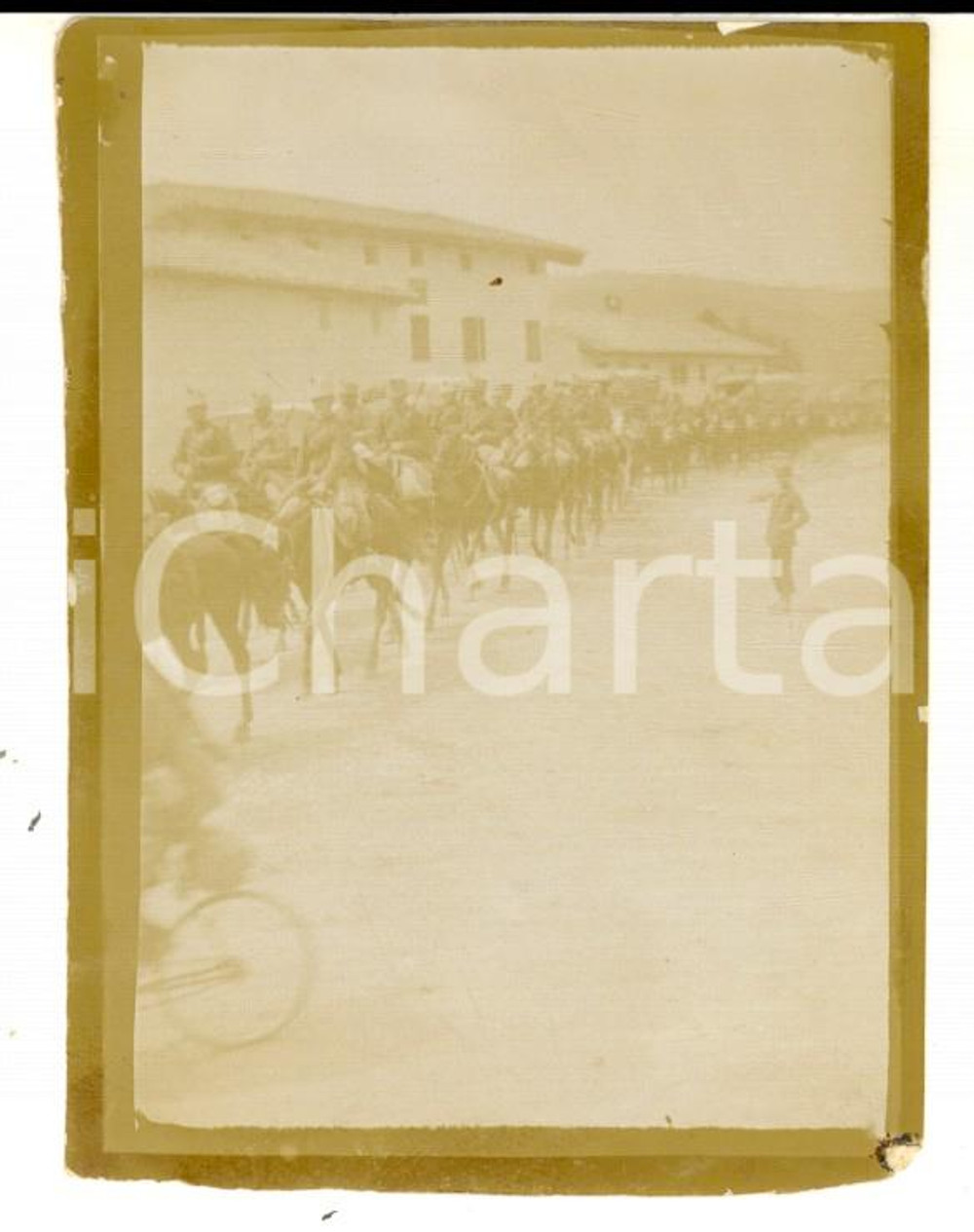 Fotografia d epoca originale 1918 WW1 ZONA DI GUERRA Passaggio truppe di cavalleria  Foto 6x9 cm 1