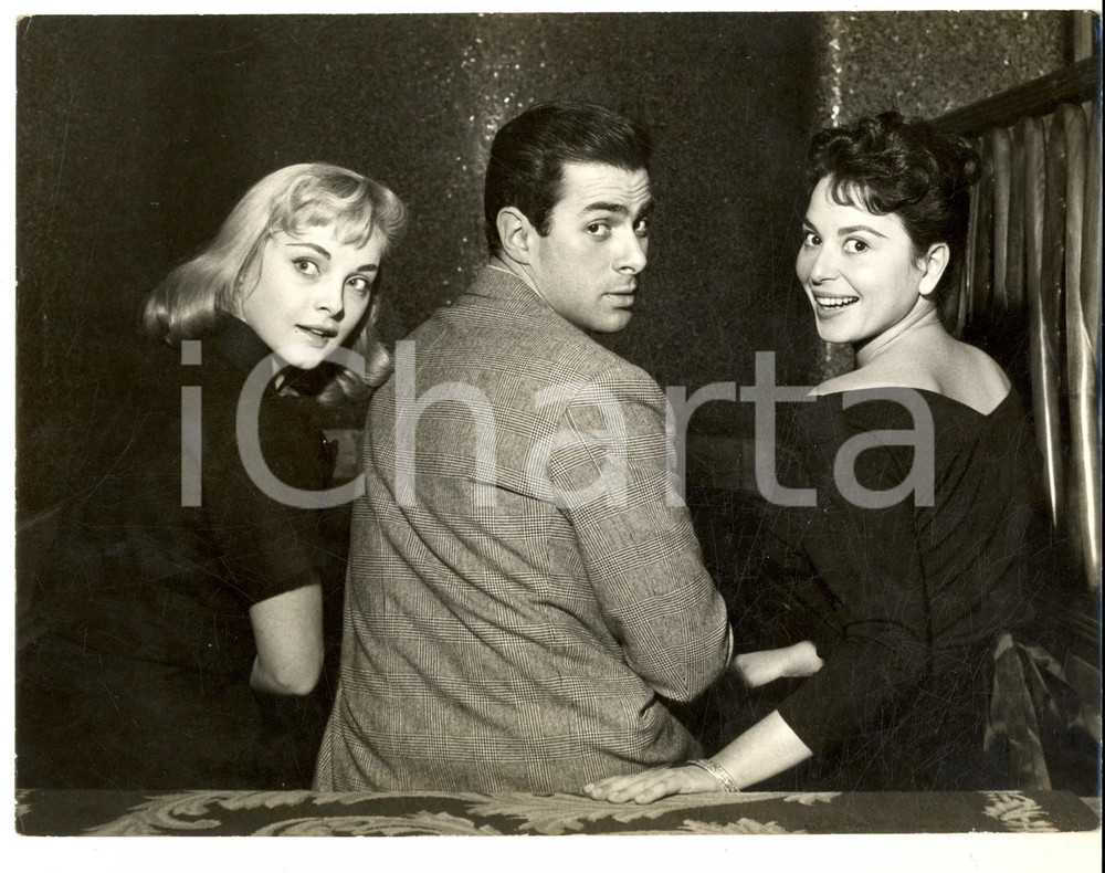 Fotografia d epoca originale 1960 ca CINEMA Ritratto di Maurizio ARENA tra due colleghe  Foto 24x18 cm 1
