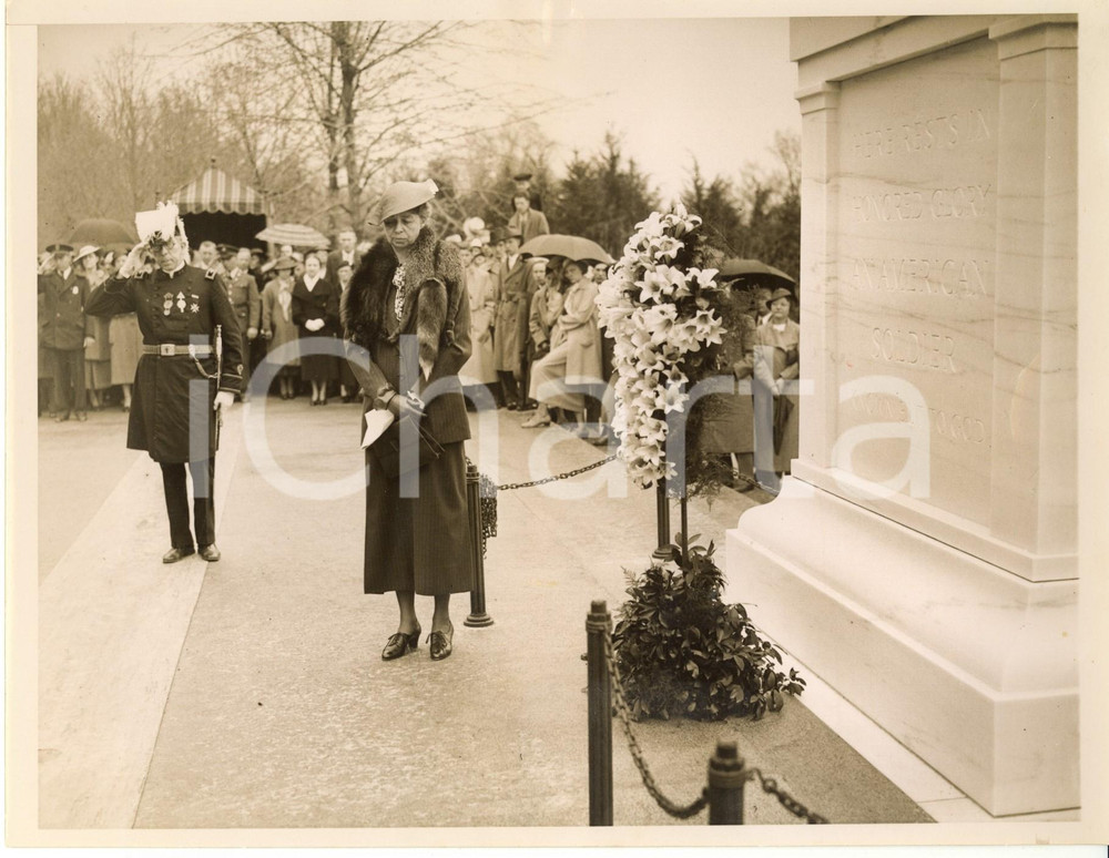 Fotografia d epoca originale 1935 ca ARLINGTON Cemetery  Eleanor ROOSEVELT prays for the Unknown Soldier 1