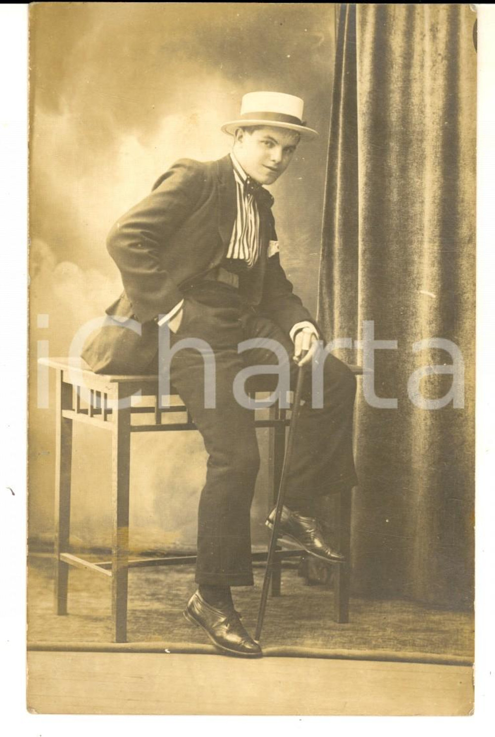 Fotografia d epoca originale 1925 ca ITALIA Ritratto di giovane disagiato in abito da passeggio Foto CURIOSA 1