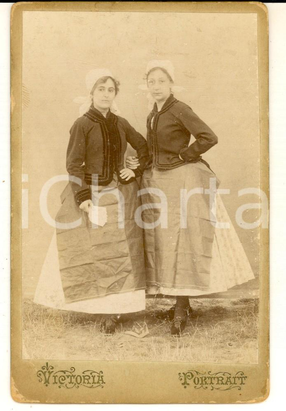 Fotografia d epoca originale 1880 ca ENGLAND Ritratto di due donne in abito tradizionale  Foto VINTAGE 8x12 1