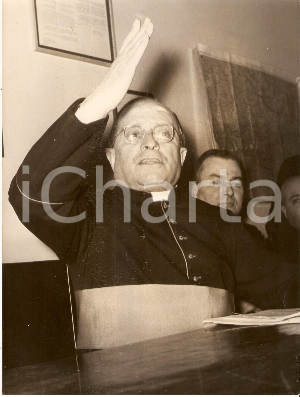 Fotografia d epoca originale 1955 VATICANO Mons. Ferdinando BALDELLI parla della RIVOLUZIONE UNGHERESE Foto 1