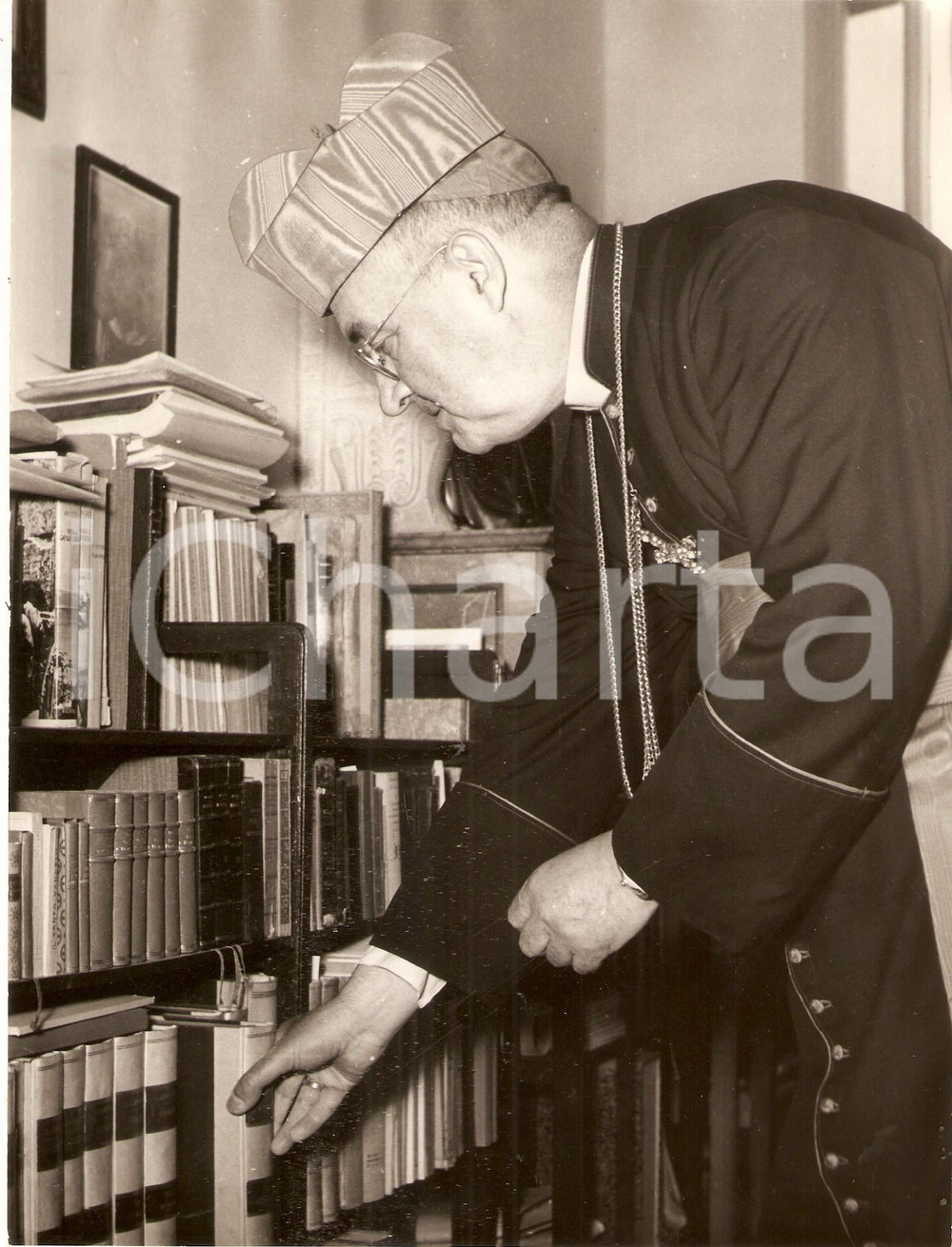 Fotografia d epoca originale 1950 ca VATICANO Card. Francesco BORGONGINI DUCA prende libro dal scaffale Foto 1