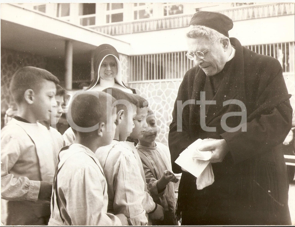 Fotografia d epoca originale 1955 ca ROMA Monsignor Domenico TARDINI parla con gli scolari  Foto 18x24 cm 1