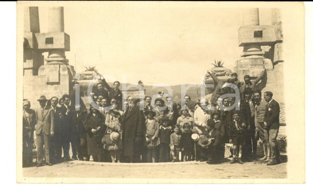 Fotografia d epoca originale 1930 ca AREA ITALIANA Escursionisti in visita a un monumento Foto CURIOSA 1