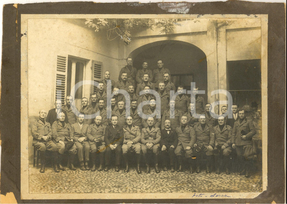 Fotografia d epoca originale 1940 ca WW2 ITALIA Ritratto di un gruppo di ufficiali in cortile  Foto 27x20 cm 1