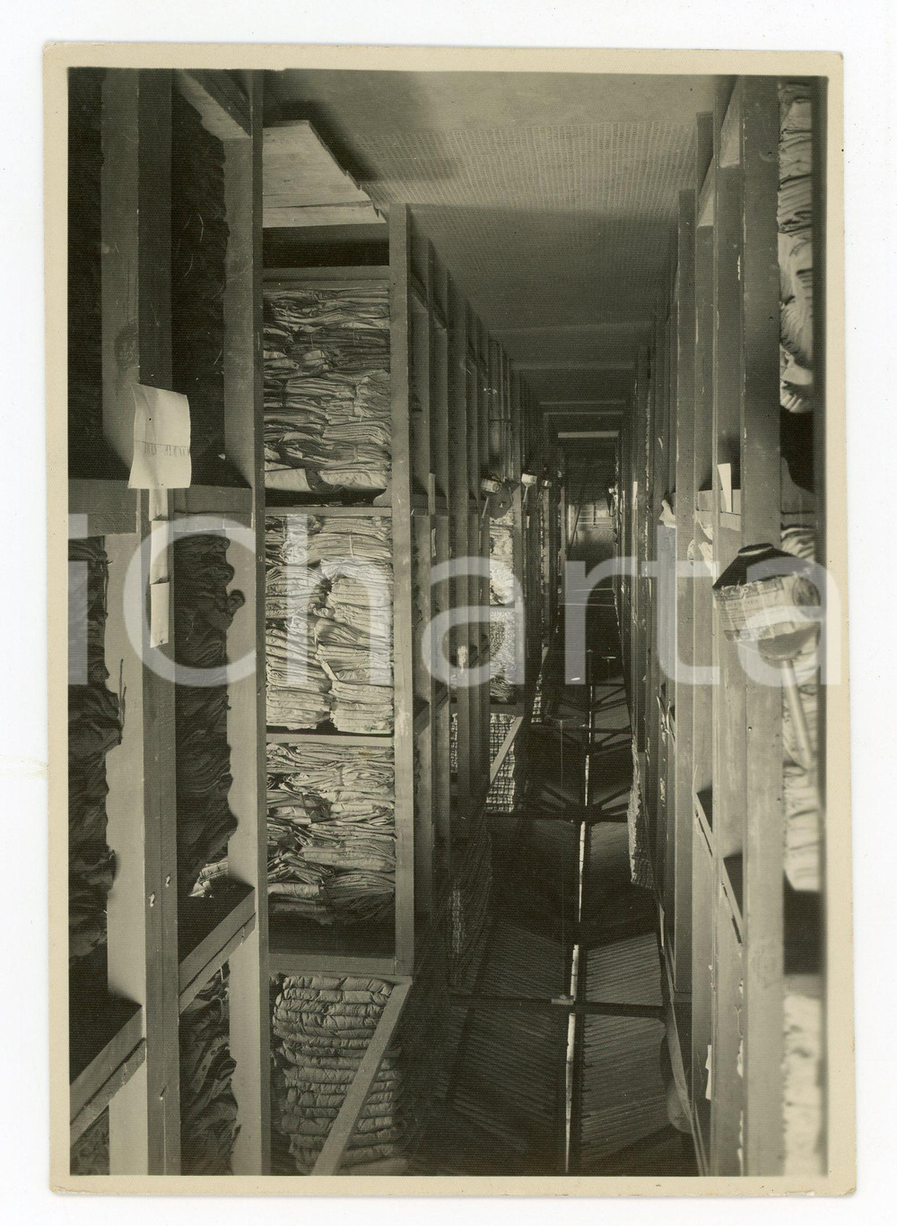 Fotografia d epoca originale 1939 AOI ASMARA Reparti SUSSISTENZA  Corridoio scaffalato con biancheria  Foto 1