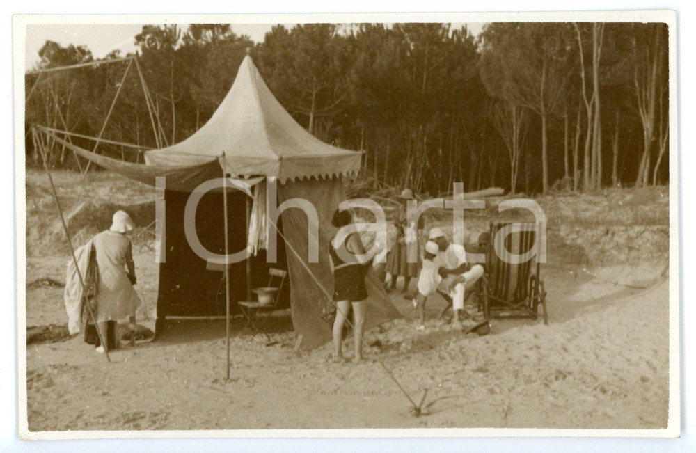 Fotografia d epoca originale 1932 ATLANTIDA URUGUAY Bagnanti allestiscono una tenda sulla spiaggia  Foto 1