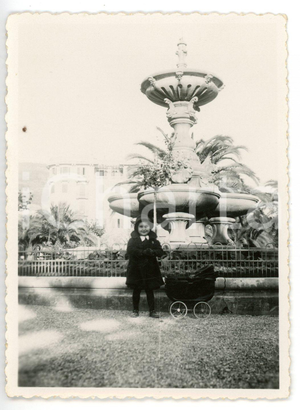 Fotografia d epoca originale 1933 ALASSIO SV Ritratto di bambina con passeggino Foto VINTAGE 8x12 cm 1