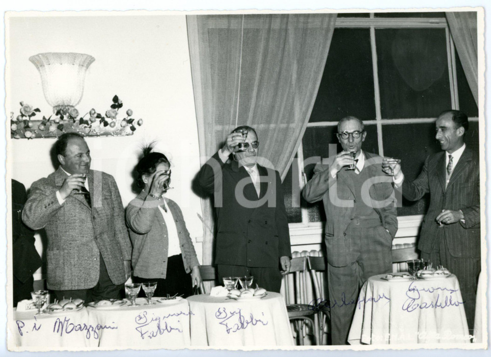 Fotografia d epoca originale 1957 MILANO ALFA ROMEO Festeggiamenti per pensionamento Ugo FABBRI Foto 17x12 1