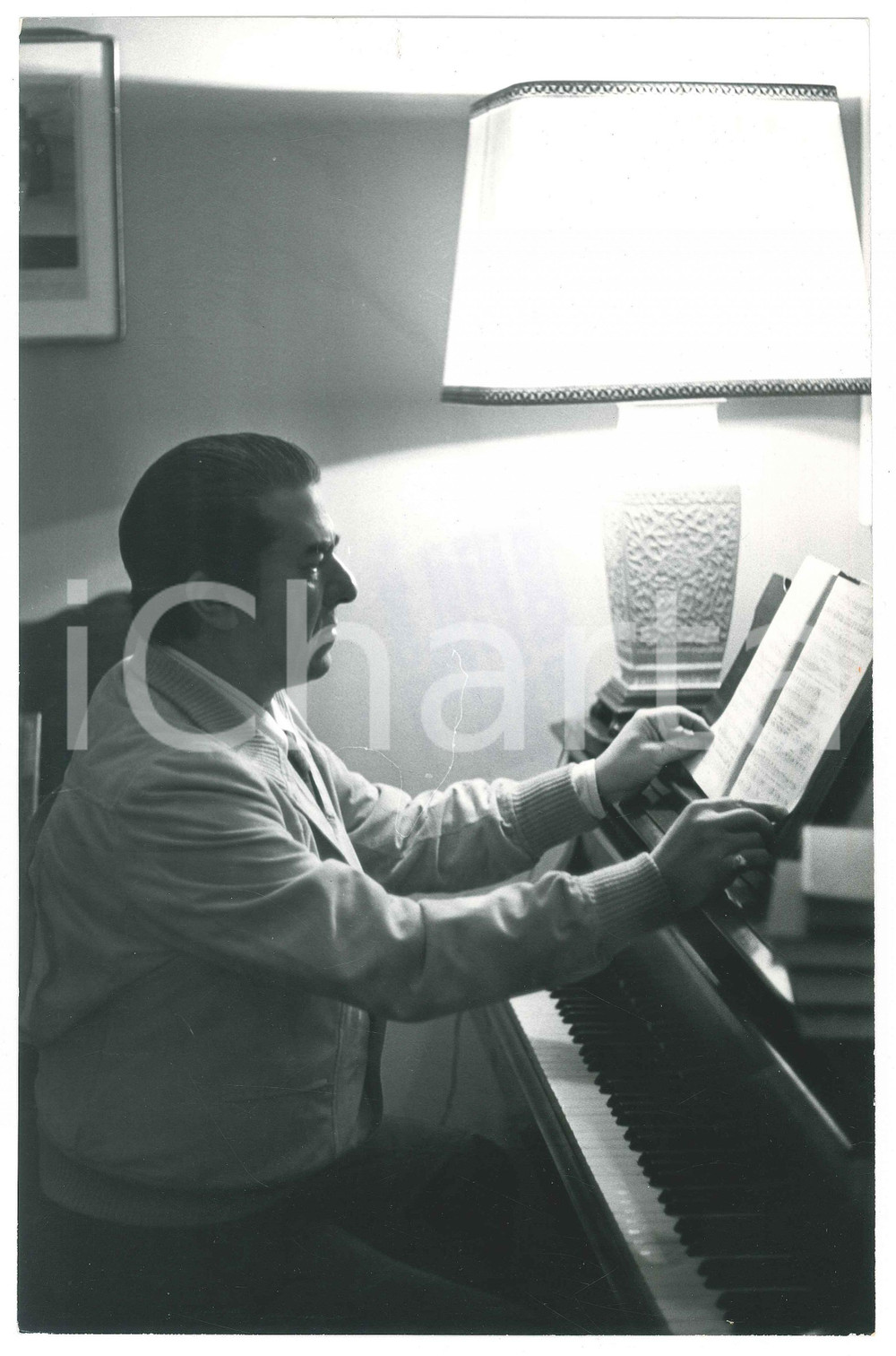 Fotografia d epoca originale 1973 MILANO Tenore Giuseppe DI STEFANO al pianoforte  Foto 20x30 2 1