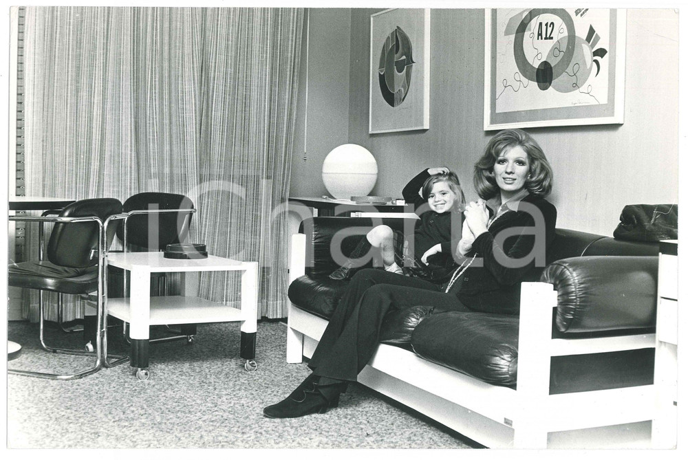 Fotografia d epoca originale 1975 ca COSTUME ITALIA Iva ZANICCHI in salotto con la figlia 2 Foto 30x20 cm 1