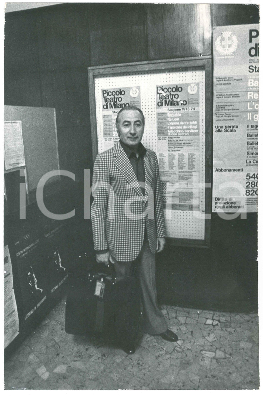 Fotografia d epoca originale 1973 MILANO Severino GAZZELLONI all ingresso del PICCOLO TEATRO 3 Foto 20x30 1