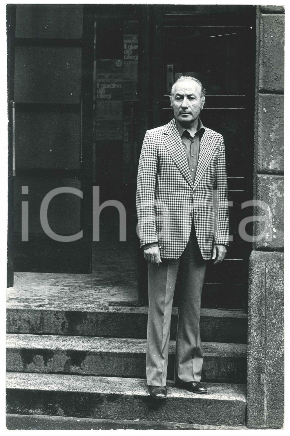 Fotografia d epoca originale 1973 MILANO Severino GAZZELLONI all ingresso del PICCOLO TEATRO 2 Foto 20x30 1