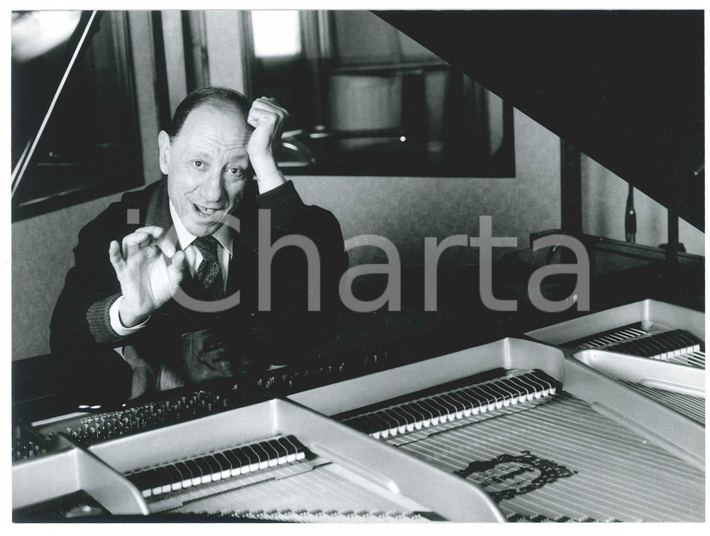 Fotografia d epoca originale 1975 ca ITALIA  MUSICA Ritratto di Renato CAROSONE al pianoforte  Foto 24x18 1