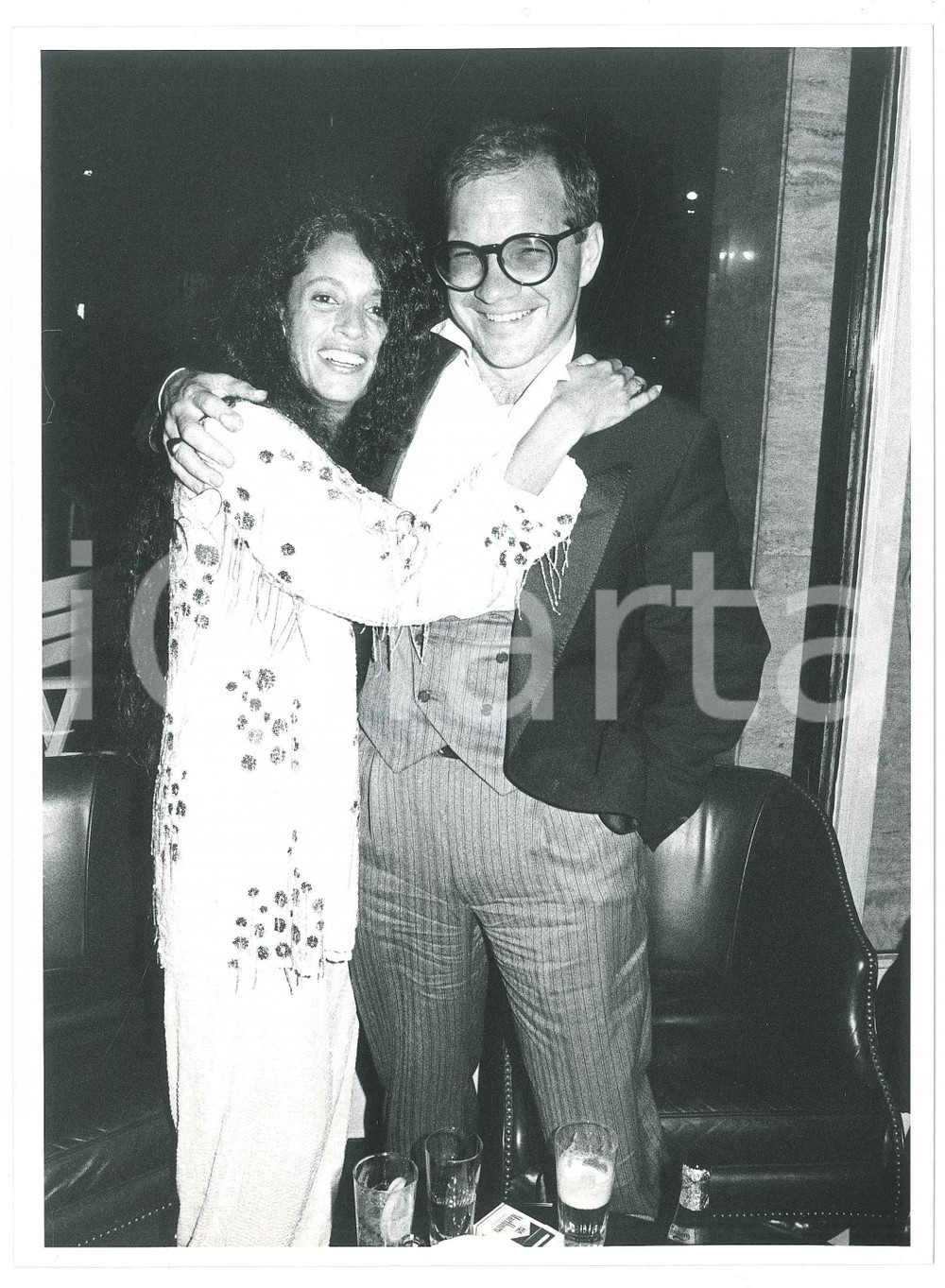 Fotografia d epoca originale 1985 CINEMA Sonia BRAGA con lo sceneggiatore Leonard SCHRADER 3 Foto 18x24 cm 1