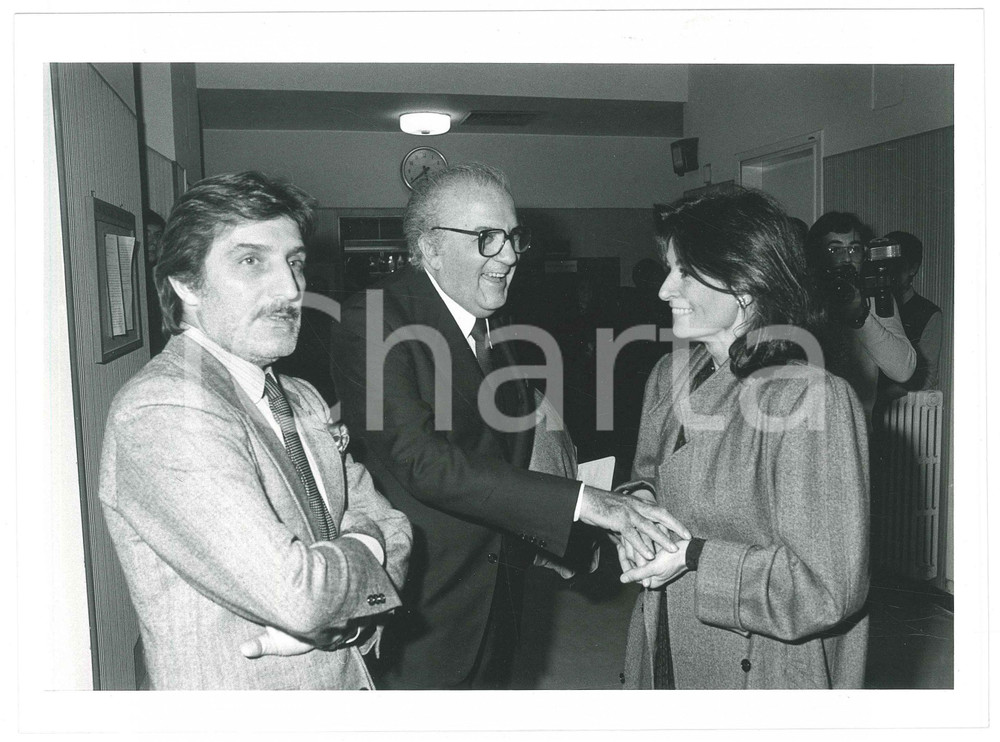 Fotografia d epoca originale 1983 RAIDUE  BLITZ Federico FELLINI Emanuel UNGARO Anouk AIMÃ‰E Foto 24x18 cm 1