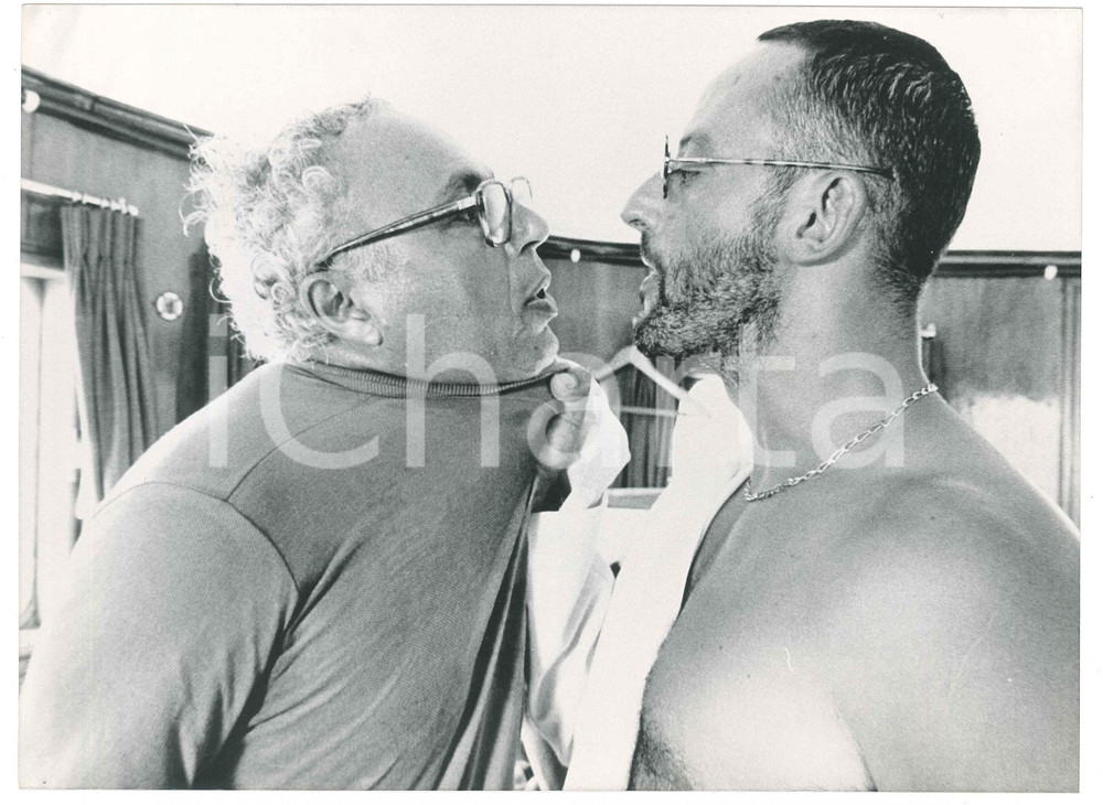 Fotografia d epoca originale 1985 ca CINEMA Jean RENO sul set di un film   Foto 24x18 cm 1